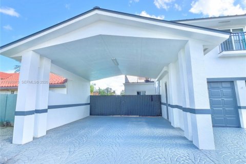 House in Miami, Florida 5 bedrooms, 254.46 sq.m. № 2060918 - photo 2