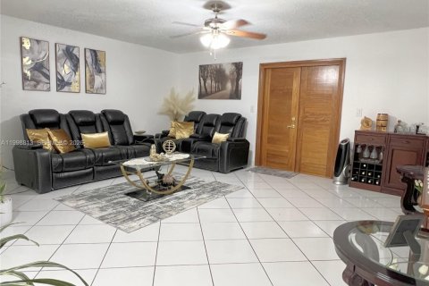 House in Miami, Florida 5 bedrooms, 254.46 sq.m. № 2060918 - photo 30
