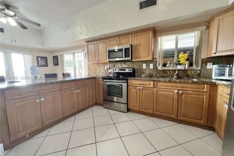House in Miami, Florida 5 bedrooms, 254.46 sq.m. № 2060918 - photo 10