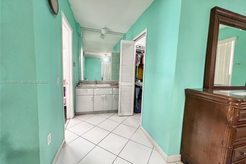 House in Miami, Florida 5 bedrooms, 254.46 sq.m. № 2060918 - photo 26