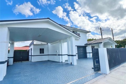House in Miami, Florida 5 bedrooms, 254.46 sq.m. № 2060918 - photo 3