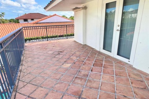 House in Miami, Florida 5 bedrooms, 254.46 sq.m. № 2060918 - photo 17