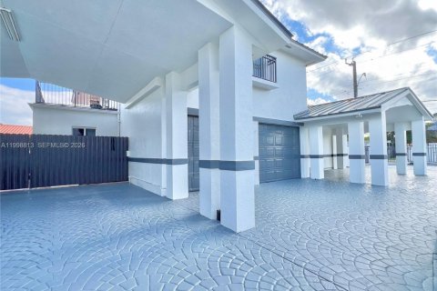 House in Miami, Florida 5 bedrooms, 254.46 sq.m. № 2060918 - photo 6