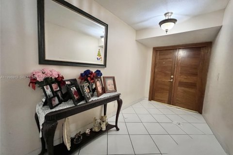 House in Miami, Florida 5 bedrooms, 254.46 sq.m. № 2060918 - photo 8