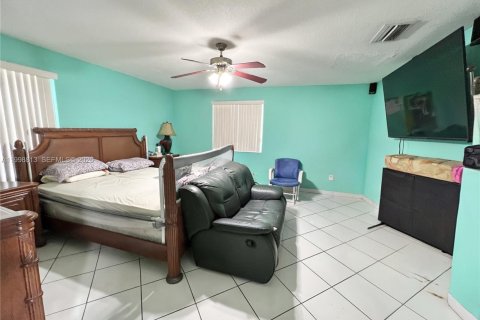 House in Miami, Florida 5 bedrooms, 254.46 sq.m. № 2060918 - photo 25