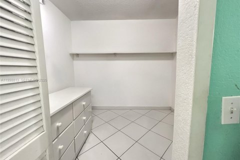 House in Miami, Florida 5 bedrooms, 254.46 sq.m. № 2060918 - photo 27