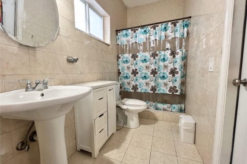 House in Miami, Florida 5 bedrooms, 254.46 sq.m. № 2060918 - photo 29