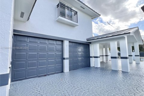 House in Miami, Florida 5 bedrooms, 254.46 sq.m. № 2060918 - photo 5