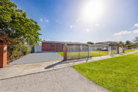 Casa en venta en Cutler Bay, Florida, 3 dormitorios, 243.03 m2 № 1981525 - foto 2