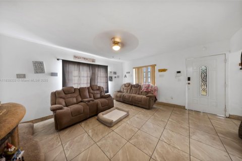 Casa en venta en Cutler Bay, Florida, 3 dormitorios, 243.03 m2 № 1981525 - foto 16