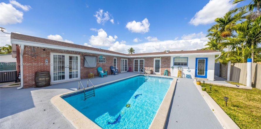 Casa en Cutler Bay, Florida 3 dormitorios, 243.03 m2 № 1981525