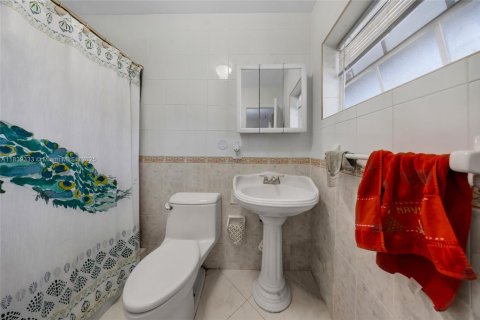 Casa en venta en Cutler Bay, Florida, 3 dormitorios, 243.03 m2 № 1981525 - foto 13