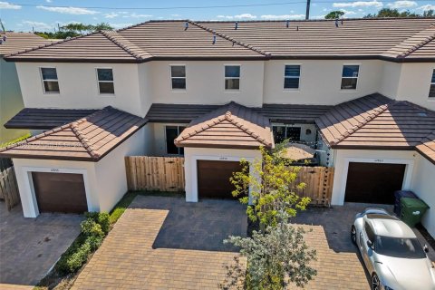 Townhouse in Homestead, Florida 3 bedrooms, 153.1 sq.m. № 2016207 - photo 2