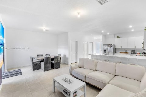 Townhouse in Homestead, Florida 3 bedrooms, 153.1 sq.m. № 2016207 - photo 12