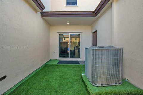 Townhouse in Homestead, Florida 3 bedrooms, 153.1 sq.m. № 2016207 - photo 30