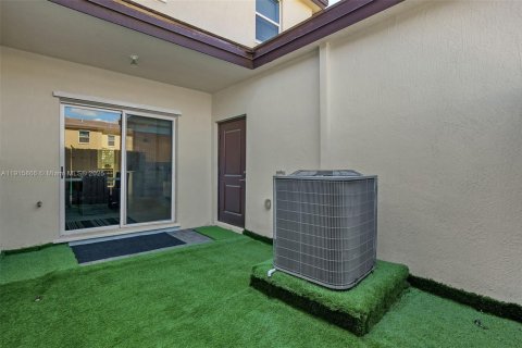 Townhouse in Homestead, Florida 3 bedrooms, 153.1 sq.m. № 2016207 - photo 28