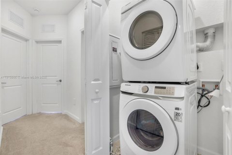 Townhouse in Homestead, Florida 3 bedrooms, 153.1 sq.m. № 2016207 - photo 16