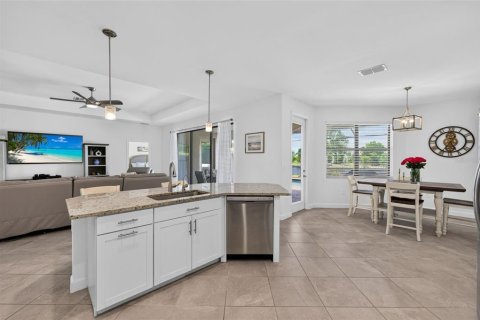 House in Bradenton, Florida 4 bedrooms, 208.01 sq.m. № 2231483 - photo 16