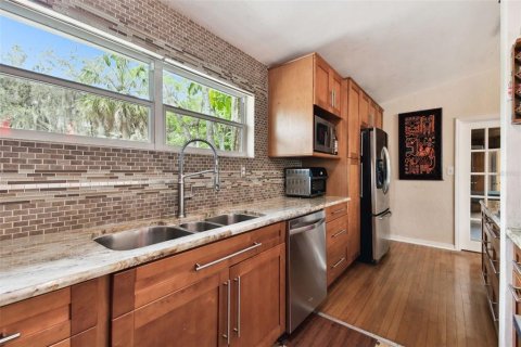 House in Temple Terrace, Florida 4 bedrooms, 187.29 sq.m. № 1657751 - photo 18