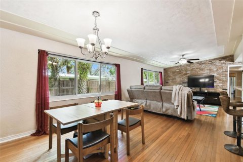 House in Temple Terrace, Florida 4 bedrooms, 187.29 sq.m. № 1657751 - photo 8