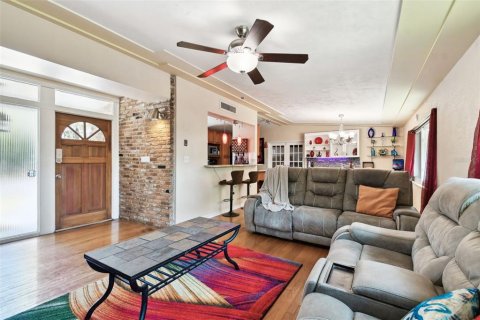 House in Temple Terrace, Florida 4 bedrooms, 187.29 sq.m. № 1657751 - photo 6