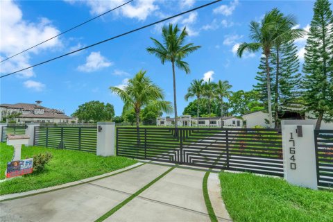 House in Southwest Ranches, Florida 6 bedrooms, 446.77 sq.m. № 2399960 - photo 6