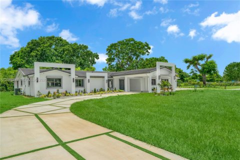House in Southwest Ranches, Florida 6 bedrooms, 446.77 sq.m. № 2399960 - photo 2