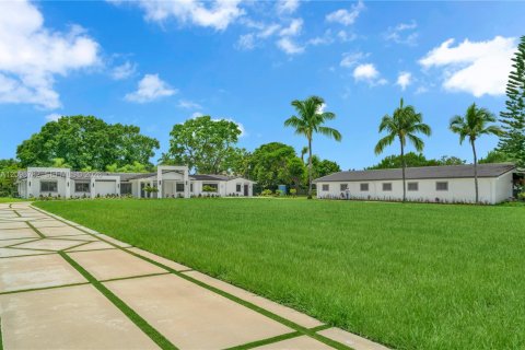 House in Southwest Ranches, Florida 6 bedrooms, 446.77 sq.m. № 2399960 - photo 7