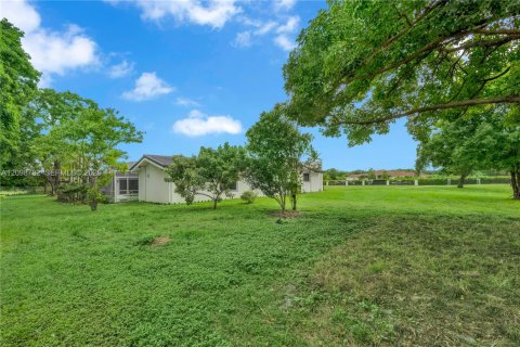 House in Southwest Ranches, Florida 6 bedrooms, 446.77 sq.m. № 2399960 - photo 10