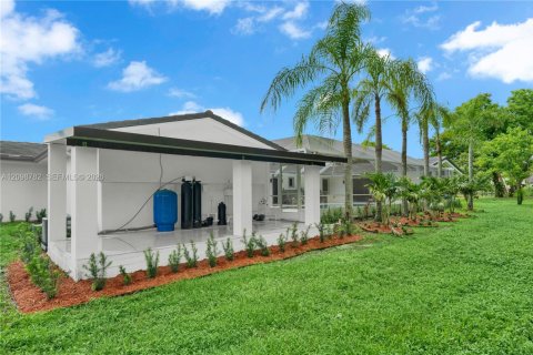 House in Southwest Ranches, Florida 6 bedrooms, 446.77 sq.m. № 2399960 - photo 8