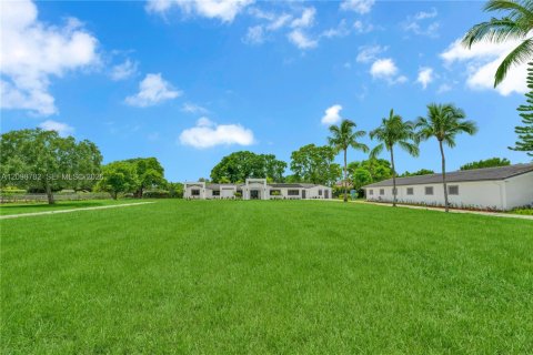 House in Southwest Ranches, Florida 6 bedrooms, 446.77 sq.m. № 2399960 - photo 4