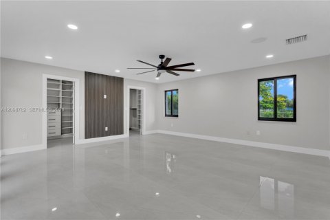 House in Southwest Ranches, Florida 6 bedrooms, 446.77 sq.m. № 2399960 - photo 24