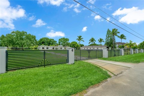 House in Southwest Ranches, Florida 6 bedrooms, 446.77 sq.m. № 2399960 - photo 5