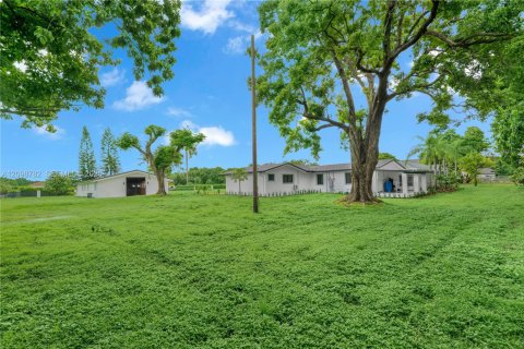 House in Southwest Ranches, Florida 6 bedrooms, 446.77 sq.m. № 2399960 - photo 9