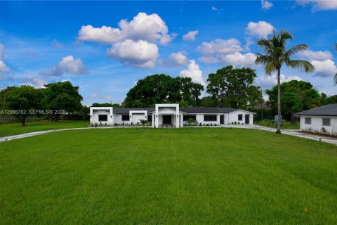 House in Southwest Ranches, Florida 6 bedrooms, 446.77 sq.m. № 2399960 - photo 3