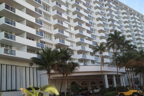 Condominio en alquiler en Miami Beach, Florida, 49.24 m2 № 1821938 - foto 1