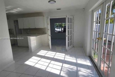 House in Miami, Florida 4 bedrooms, 216.09 sq.m. № 2152988 - photo 4