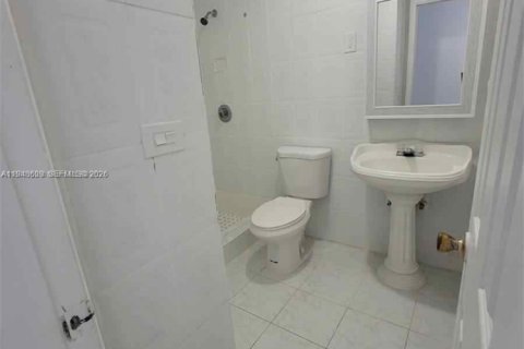House in Miami, Florida 4 bedrooms, 216.09 sq.m. № 2152988 - photo 5