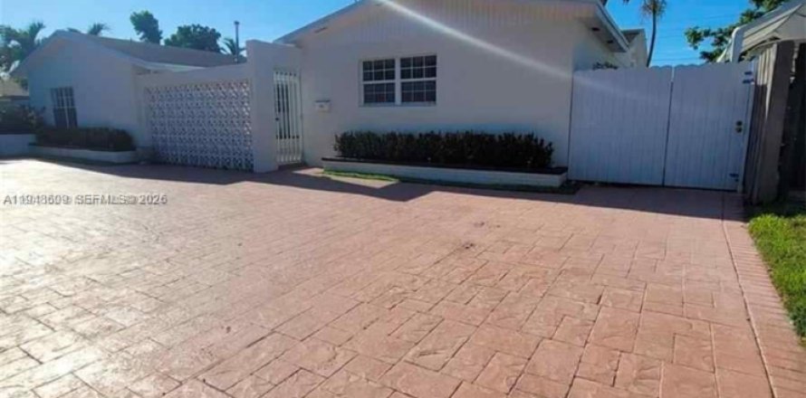 House in Miami, Florida 4 bedrooms, 216.09 sq.m. № 2152988