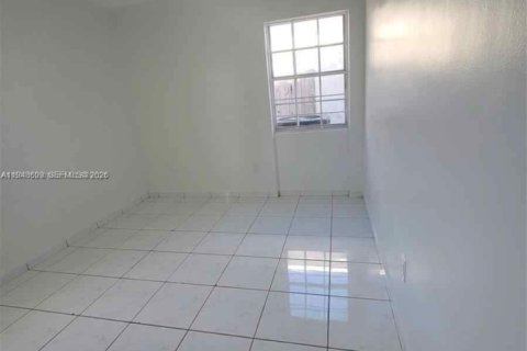 House in Miami, Florida 4 bedrooms, 216.09 sq.m. № 2152988 - photo 9