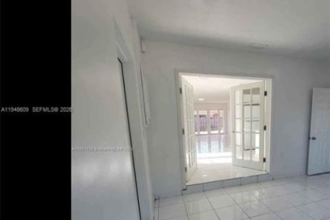 House in Miami, Florida 4 bedrooms, 216.09 sq.m. № 2152988 - photo 7