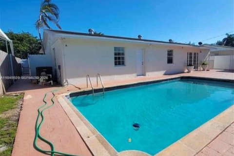 House in Miami, Florida 4 bedrooms, 216.09 sq.m. № 2152988 - photo 11