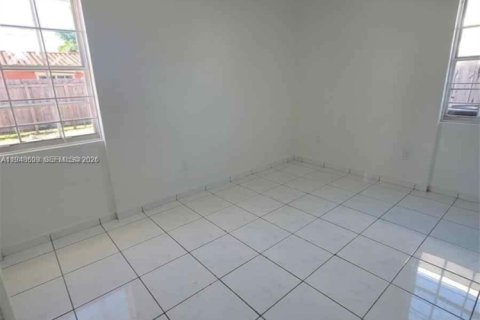 House in Miami, Florida 4 bedrooms, 216.09 sq.m. № 2152988 - photo 8