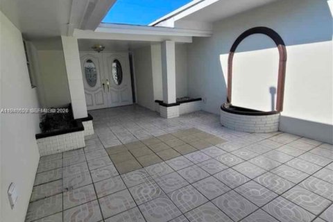 House in Miami, Florida 4 bedrooms, 216.09 sq.m. № 2152988 - photo 2