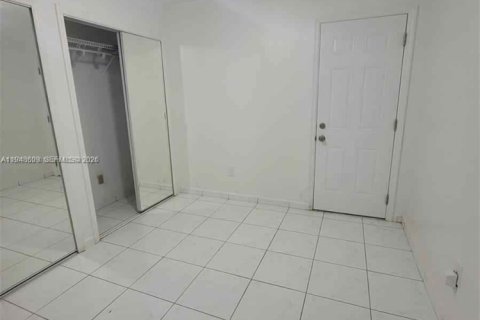 House in Miami, Florida 4 bedrooms, 216.09 sq.m. № 2152988 - photo 10