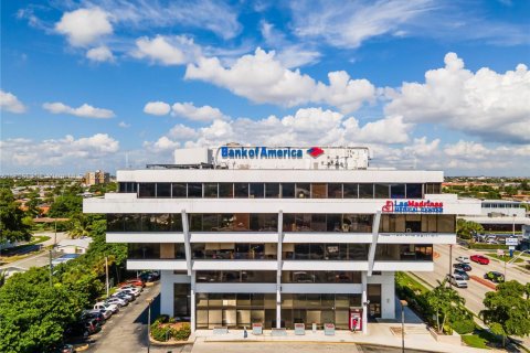 Commercial property in Hialeah, Florida № 1730376 - photo 2