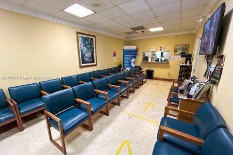 Commercial property in Hialeah, Florida № 1730376 - photo 3