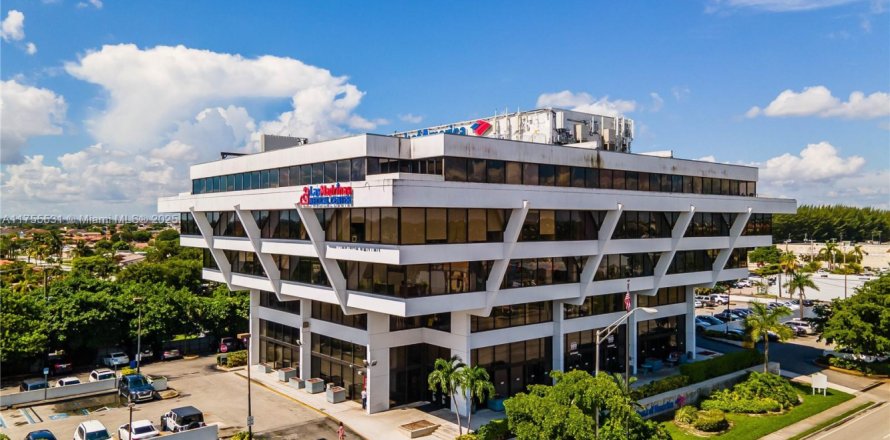 Commercial property in Hialeah, Florida № 1730376