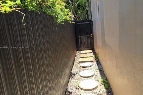 Casa en alquiler en Fort Lauderdale, Florida, 2 dormitorios, 92.9 m2 № 1943131 - foto 9