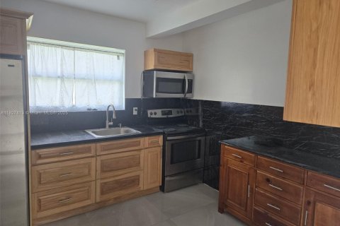 Casa en alquiler en Fort Lauderdale, Florida, 2 dormitorios, 92.9 m2 № 1943131 - foto 2